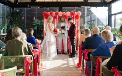 Un mariage coloré en petit comité sur un rooftop parisien