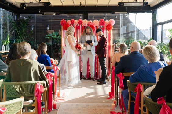 Un mariage coloré en petit comité sur un rooftop parisien